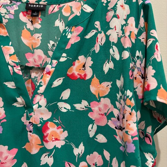 Torrid Georgette Hi-Low Short Sleeve Blouse Green Floral Short Sleeve Sz 3 - Picture 2 of 9